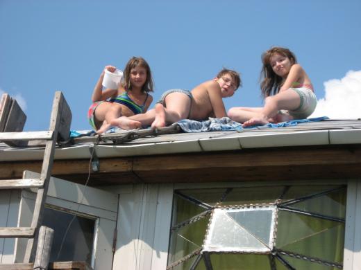 Голые девушки загорают на крыше фото