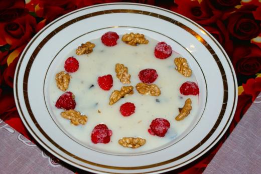 Зимний десерт: молочный кисель с ягодами, фруктами и орехами